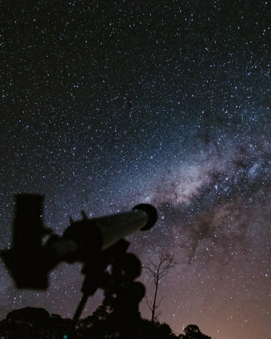 CÓMO CONSTRUIR UN TELESCOPIO GIGANTE CON TELESCOPIOS PEQUEÑOS.